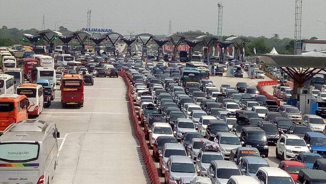 Foto: Mulai Padat, Begini Antrean Di Gerbang Tol Palimanan