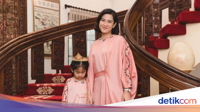 Inspirasi Tampil Berbaju Kembar Bareng Anak ala Selebriti Inspirasi Tampil Berbaju Kembar Bareng Anak ala Selebriti