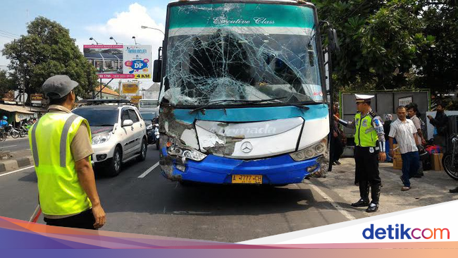 Bus Pemudik Tabrak 2 Mobil dan 3 Motor di Boyolali 1 Bus Pemudik Tabrak 2 Mobil dan 3 Motor di Boyolali 1