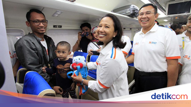 Menteri Rini Lepas Mudik Bareng BNI Naik Kereta Api