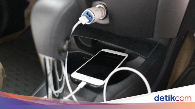 Lagi Macet, Jangan Ngecas Handphone Saat Mesin Mobil Mati