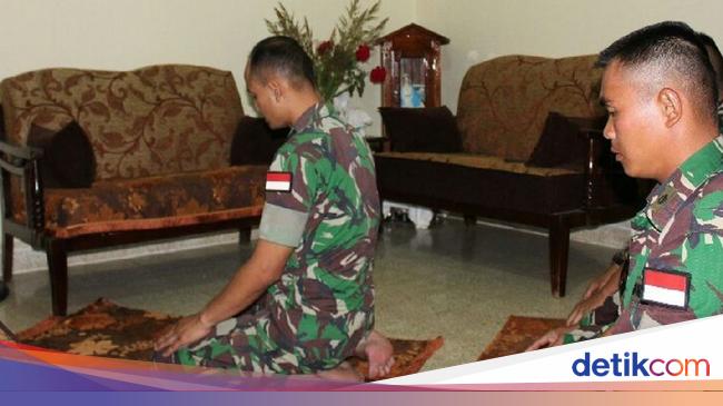 Cerita Prajurit Tni Salat Di Depan Gambar Yesus