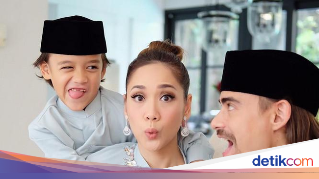 Gaya Lebaran Artis hingga Penampakan Istri Bercadar Egi John