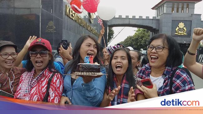 Pendukung Ahok Nyanyikan Lagu Ulang Tahun di Depan Mako Brimob