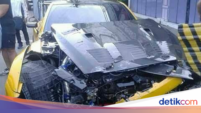 Nissan GT R Modifikasi  Tabrak Trotoar di Solo 