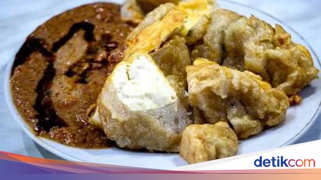 Gurih Renyah Batagor  Kenyal dengan Siraman Saus Kacang 