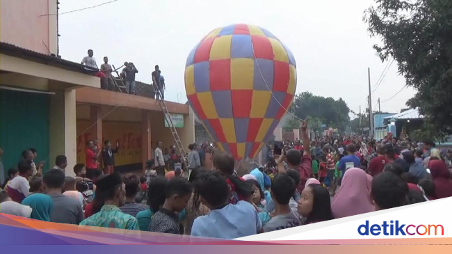 Tradisi Kupatan di Jombang, Warga Terbangkan Ratusan Balon 