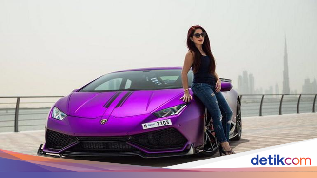 Wanita Muda  Modif Lambo Huracan Sesuai dengan Warna  Cat  