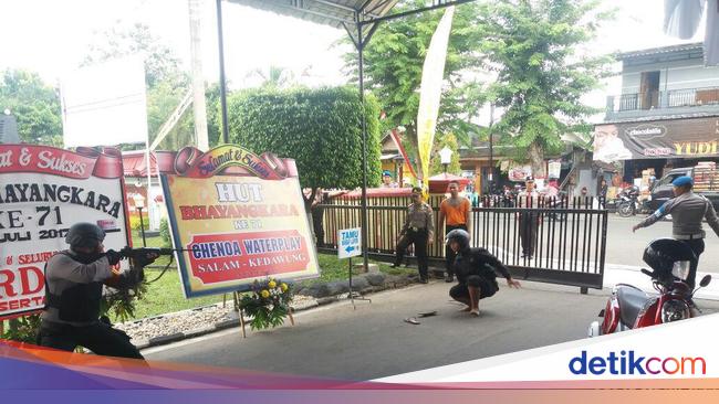 Simulasi Teroris Serang Mapolres Kota Blitar Bikin Heboh Warga Simulasi Teroris Serang Mapolres Kota Blitar Bikin Heboh Warga