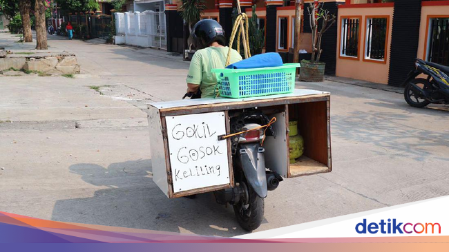 Begini Cara Adel Menggosok di Atas Motor