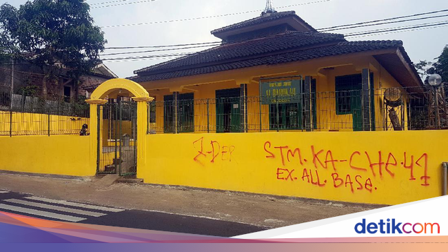 Tembok Pagar  Masjid  di Sukabumi Jadi Sasaran Vandalisme Tembok Pagar  Masjid  di Sukabumi Jadi Sasaran Vandalisme