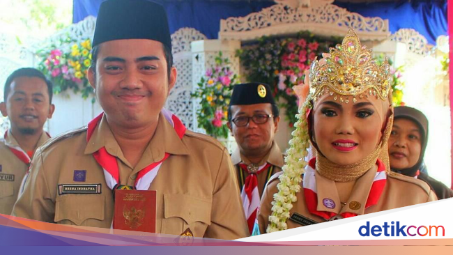 Unik Pasangan di Ngawi Nikah Pakai  Seragam Pramuka  Mas 