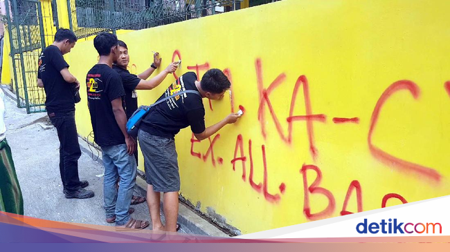 Sesalkan Vandalisme 4 Pemuda Sukabumi Bersihkan Tembok Masjid 