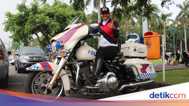 Biasa Naik Moge  Polwan Patwal Ini Jadi Kagok kalau Naik 