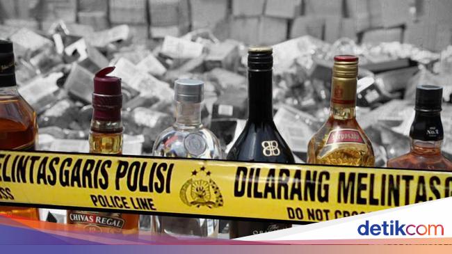 Polisi Razia Warung Kelontong di Bogor, 114 Botol Miras Ilegal Disita