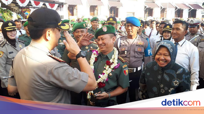 Pindah Tugas  Danrem Bhaskara Jaya Diarak Polisi  dan Risma