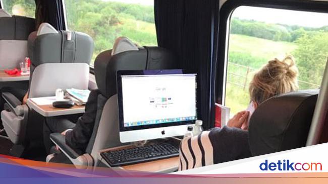 Aneh Wanita Ini Bawa Komputer Meja Buat Kerja di Kereta