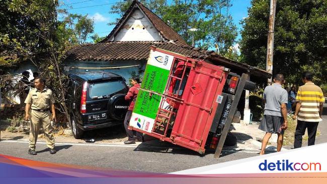  Truk  Pengangkut Gas  Elpiji  Tabrak CR V dan Rumah di Boyolali