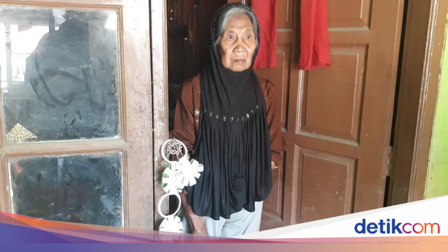 Dinkes Bandung Pindahkan Emak Pikun Sebatang Kara ke Panti 