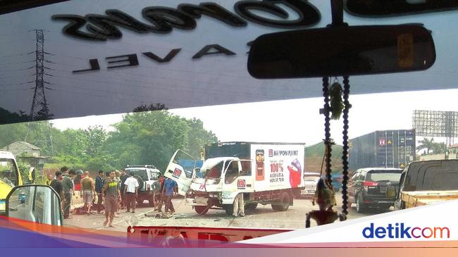 Ada Truk Melintang di Tol  Bekasi  Arah  Jakarta  Lalin Padat