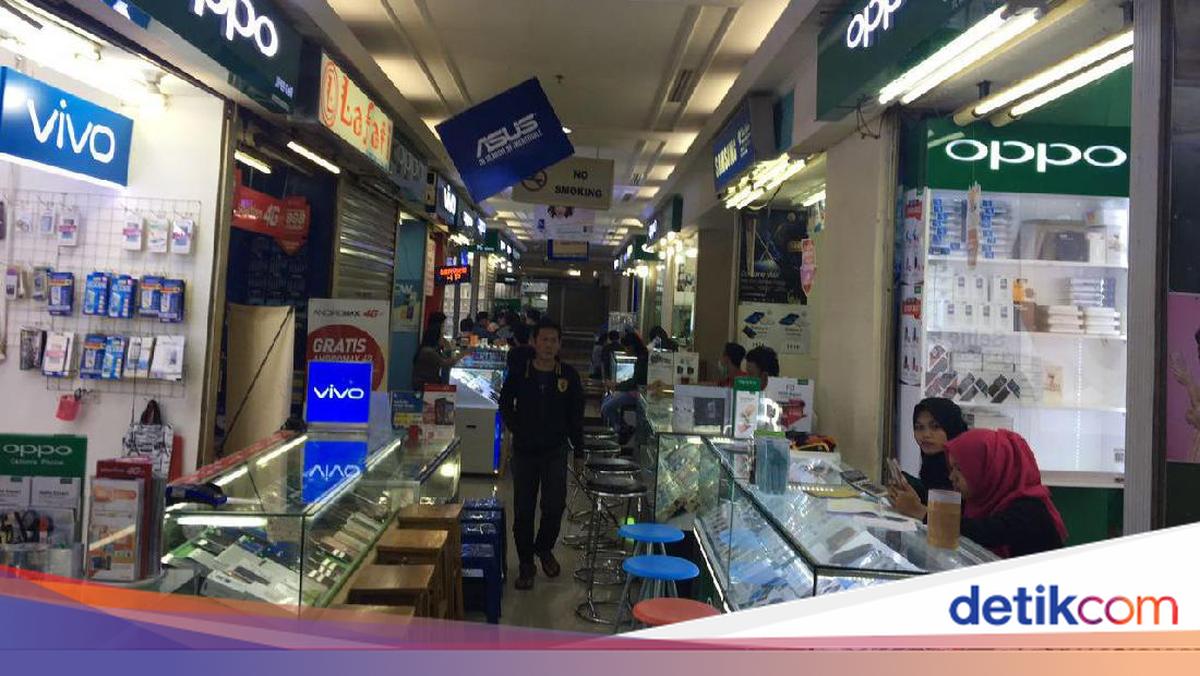 Rupiah Ditekuk Dolar AS, Harga HP Melonjak-Penjualan Loyo