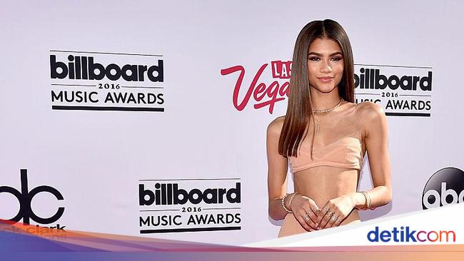 Foto 10 Gaya Seksi Zendaya dengan Rambut Kribo Hingga Foto 10 Gaya Seksi Zendaya dengan Rambut Kribo Hingga