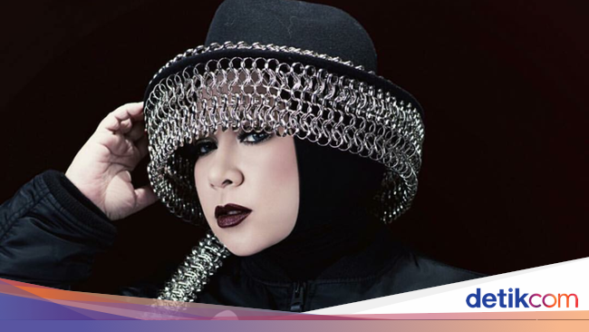 Foto: Gaya Hijab Nyentrik Melly Goeslaw Pakai Pom-pom