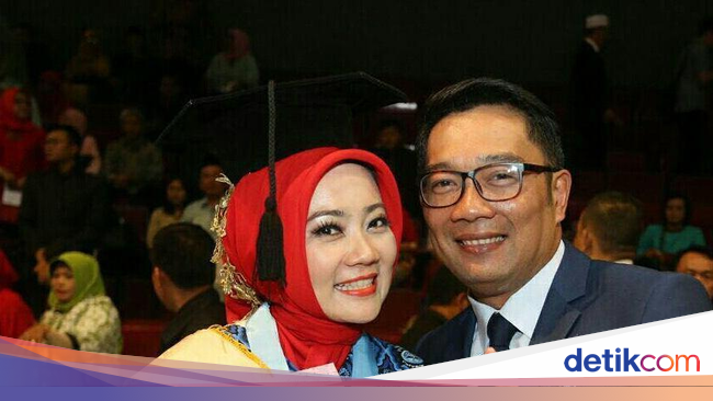 Gaya Hijab Wisuda si Cinta, Istri Ridwan Kamil Saat Jadi 