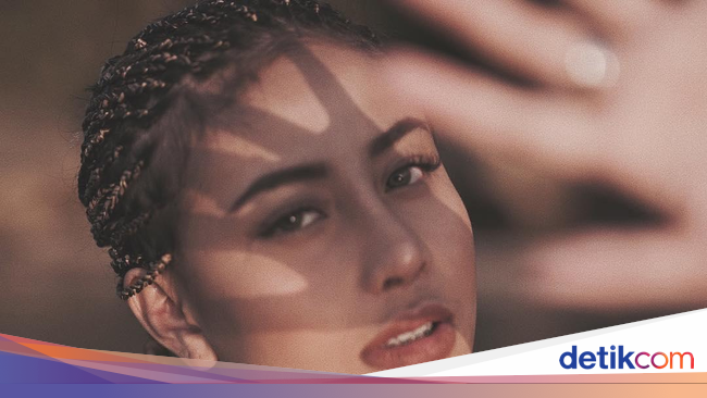 Oka Mahendra Meninggal, Kini Awkarin Depresi Oka Mahendra Meninggal, Kini Awkarin Depresi