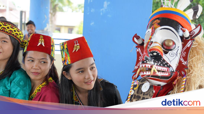 Foto Kostum Tari Dayak yang Menyerupai Monster Foto Kostum Tari Dayak yang Menyerupai Monster