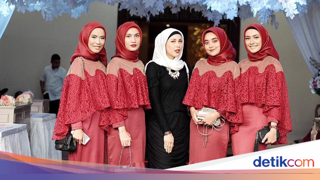 Foto 10 Inspirasi Baju  Bridesmaid yang Kekinian  untuk 