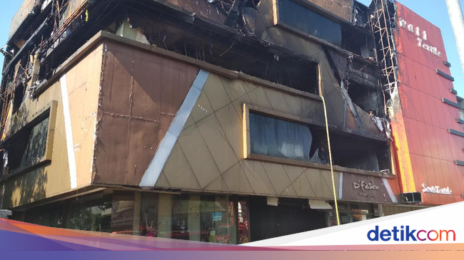 Polisi Selidiki Penyebab Kebakaran Toko Tekstil D Fashion Polisi Selidiki Penyebab Kebakaran Toko Tekstil D Fashion