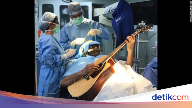 Jalani Operasi Otak Sambil Main  Gitar  Orang  orang  Ini 