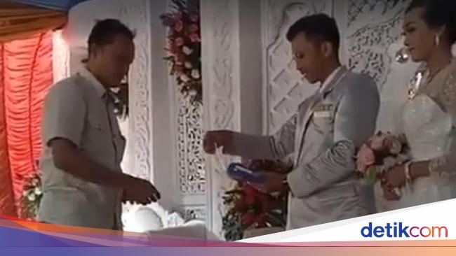 Lucu Ketika Amplop Kondangan  Diganti Gesek Kartu ATM