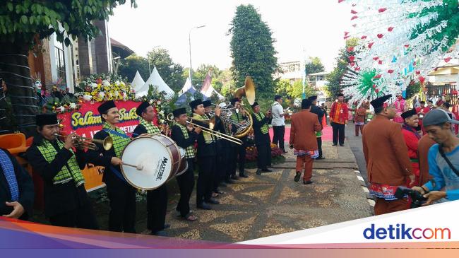 Ada Jokowi Pengunjung Lebaran Betawi di Setu  Babakan  