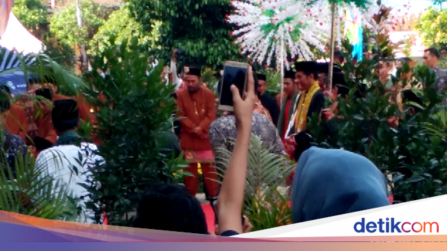 Tiba di Lebaran Betawi, Jokowi Dihadang Palang Pintu