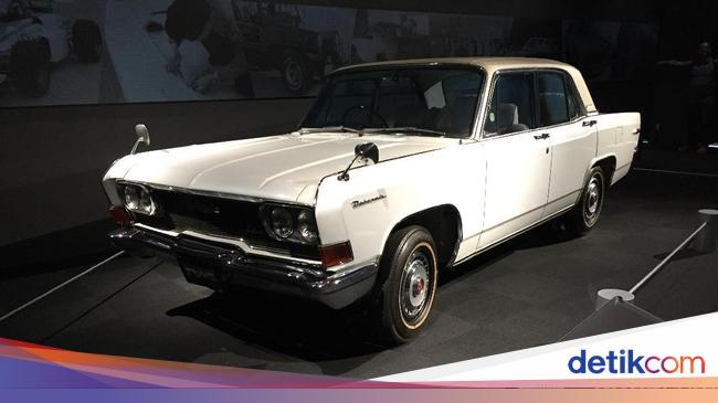  Mobil  Mewah  Pertama Mitsubishi 