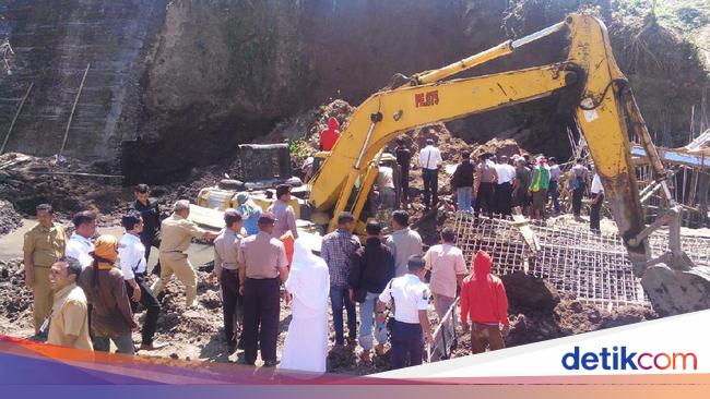  Pekerja Proyek  Jembatan di Bondowoso Tertimbun Longsor