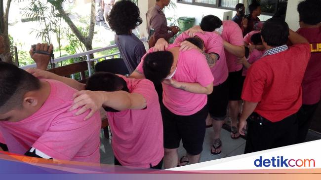 Pakai Baju  Pink 27 WNA Penipu  di Bali Diterbangkan ke Jakarta 