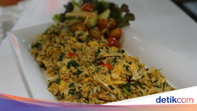 Si Kecil  Suka Nasi  Goreng  Buatkan Saja Nasi  Goreng  Bayam 