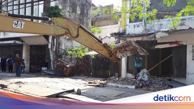  Bangunan  Tanpa Izin di  Jalan  Cikini Raya Dibongkar