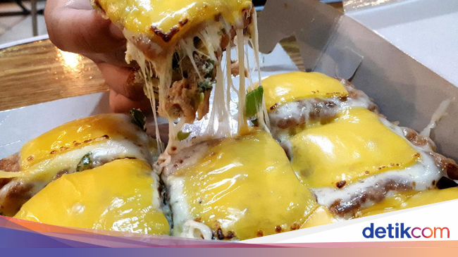 Martabak Mertua Martabak Telur dengan Lelehan Keju Martabak Mertua Martabak Telur dengan Lelehan Keju