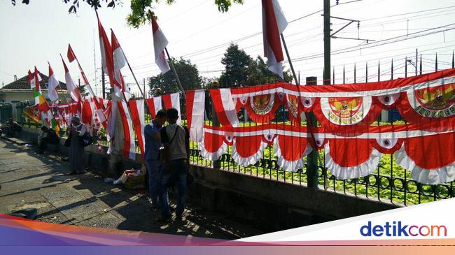 Jual Pernak Pernik Hut Ri Pedagang Ini Raup Untung Rp 6 Juta