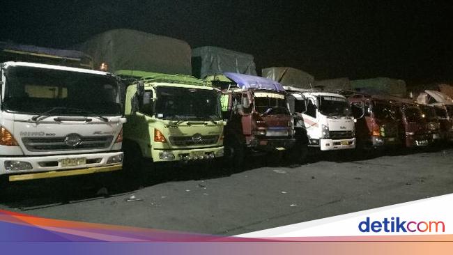 Dishub Dki Wajibkan Truk Pakai Stiker Reflektor