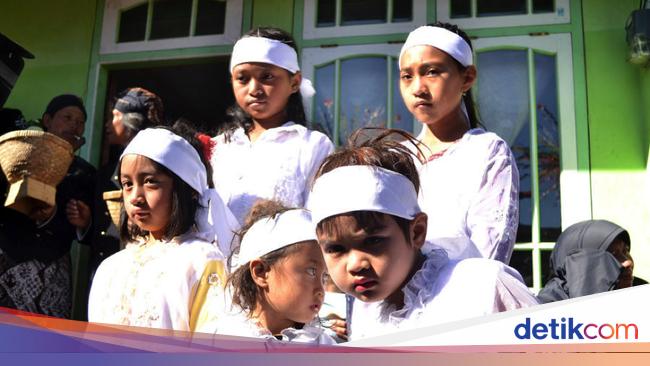 Anak Gimbal Minta Sapi dan Tablet di Ritual Potong Rambut Anak Gimbal Minta Sapi dan Tablet di Ritual Potong Rambut