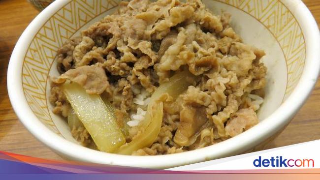 Enaknya Rice Bowl Bertopping Ayam Telur Asin hingga Daging 