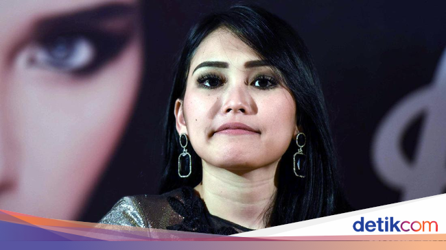 Ayu Ting Ting Marah-marah, Umi Kalsum Kok Malah Ngomporin? Ayu Ting Ting Marah-marah, Umi Kalsum Kok Malah Ngomporin?