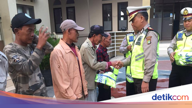Gaya 60 Pak Ogah di Depok Saat Dibina Atur Lalu Lintas Gaya 60 Pak Ogah di Depok Saat Dibina Atur Lalu Lintas