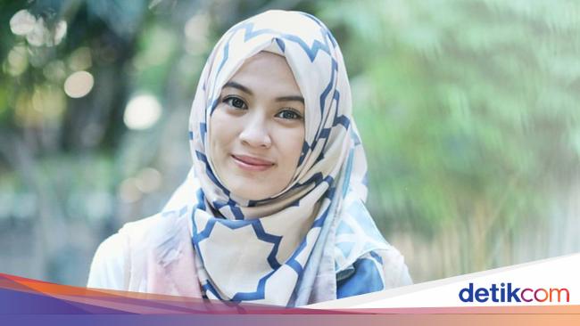 Foto 10 Artis  Muda  Indonesia Tampil Cantik Memakai Hijab  