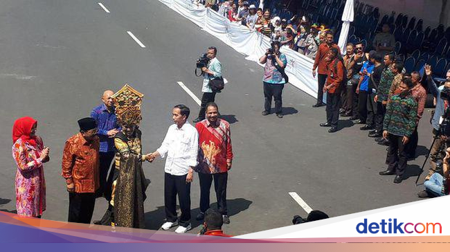 Terungkap Merek Sneakers Putih yang Dipakai Jokowi ke Jember 